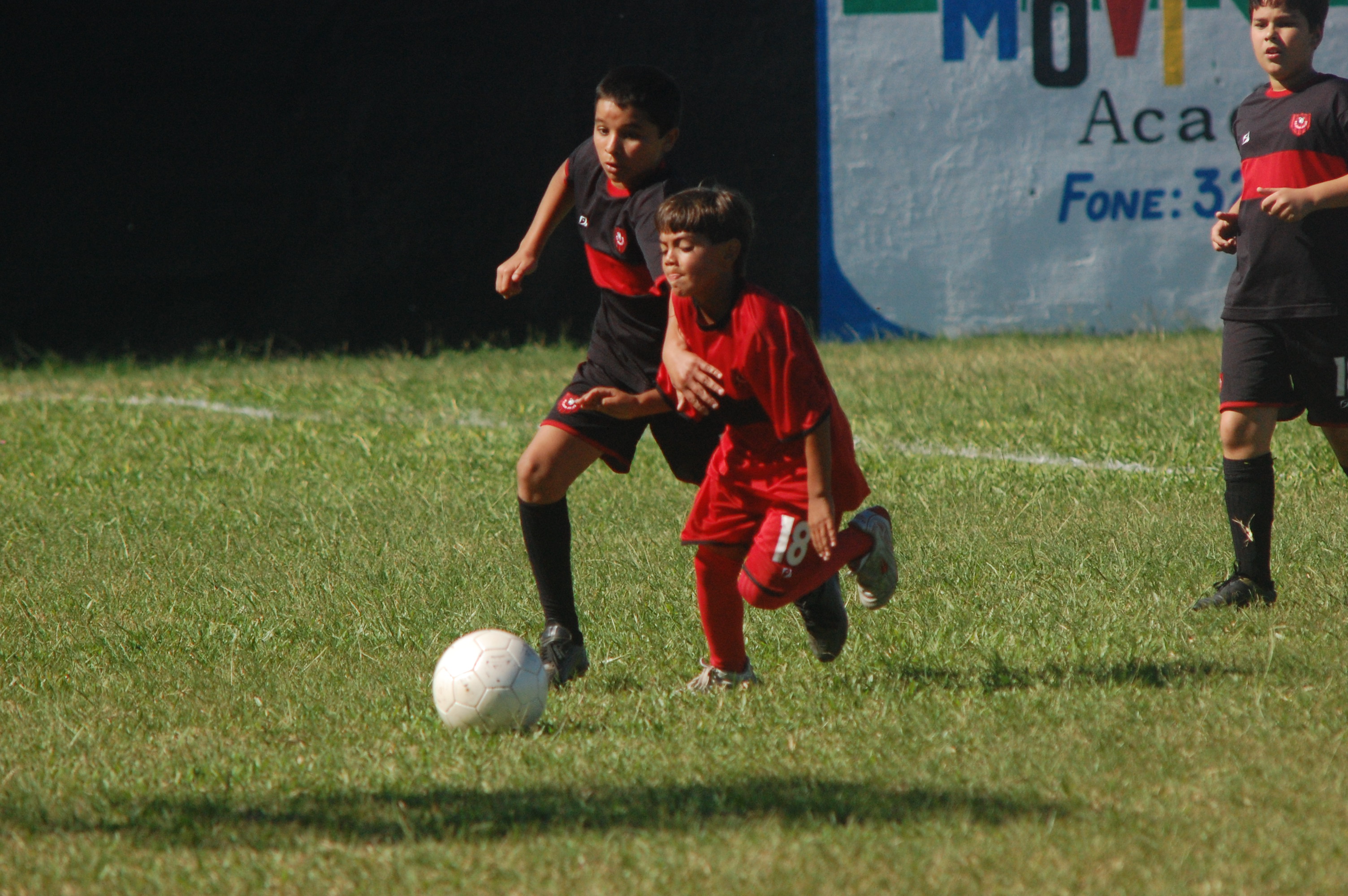 Crianças treinando futebol na academia do 14 de Julho